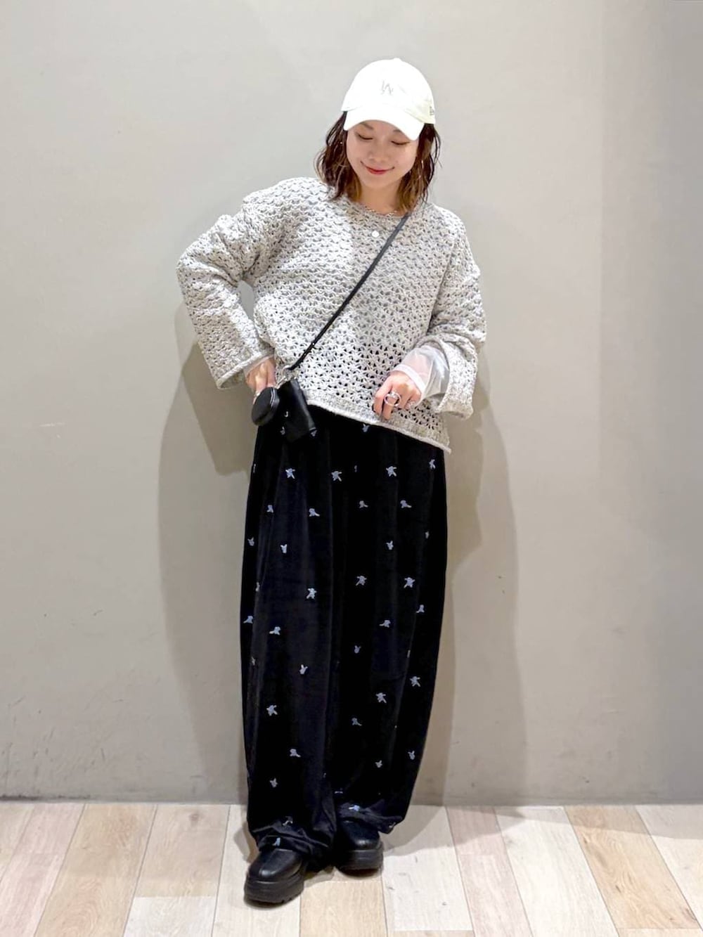 ブラック系のその他パンツ、ブラック系のブーツ、ホワイト系のニット/セーターを着用したレディースの秋コーディネートの8枚目の写真