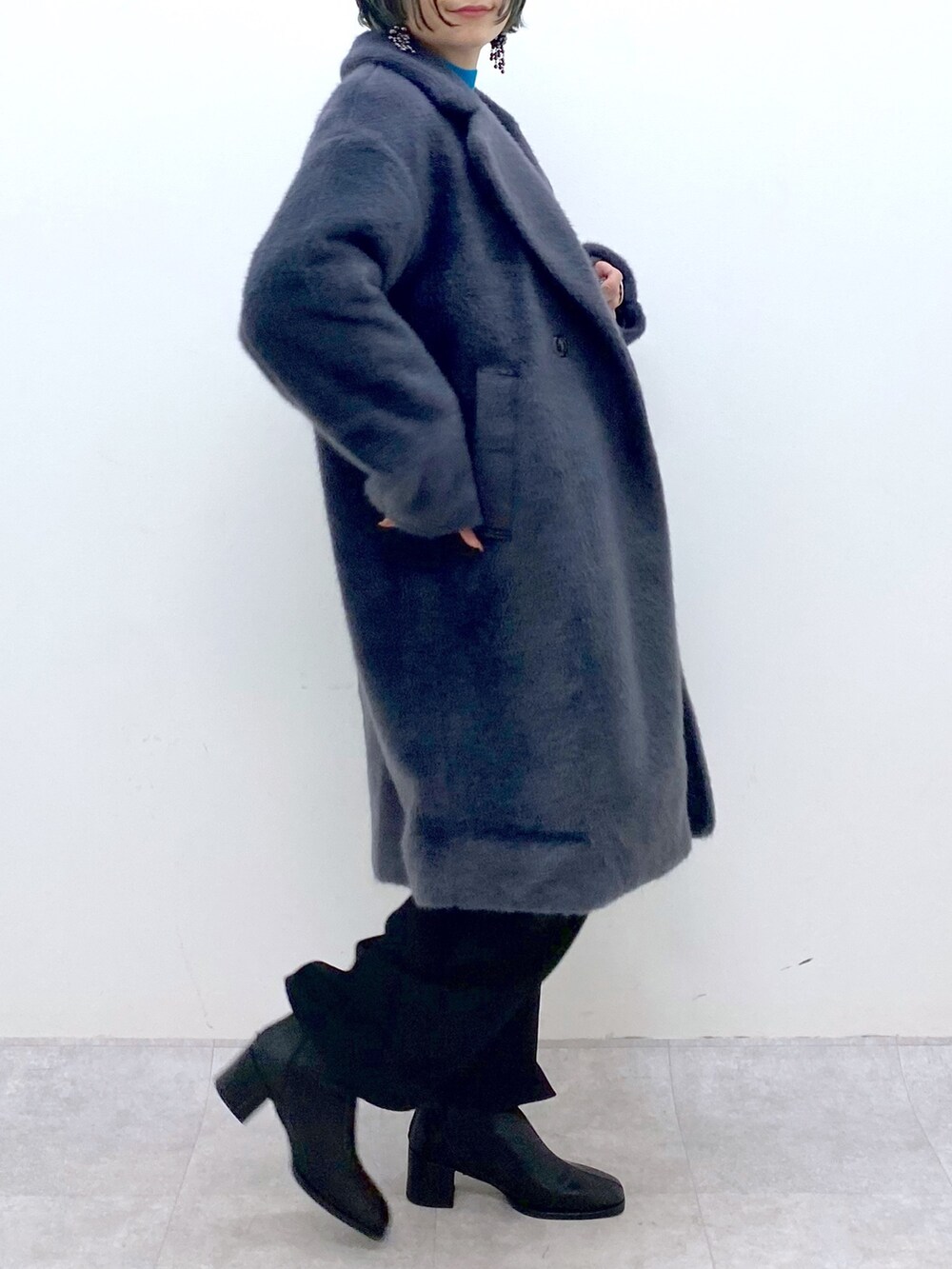 ブラック系のトップス、ブラック系のカーゴパンツ、ブラック系のジャケット/アウターを着用したレディースの秋コーディネートの4枚目の写真