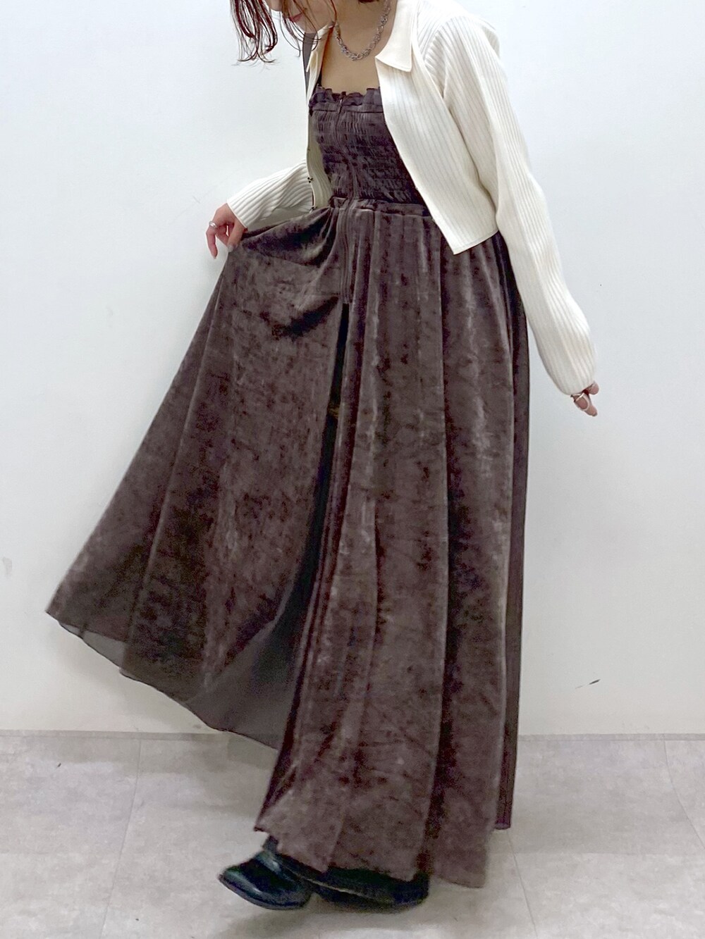 ブラウン系のワンピース、ブラウン系のショルダーバッグ、ブラック系のブーツを着用したレディースの秋コーディネートの3枚目の写真