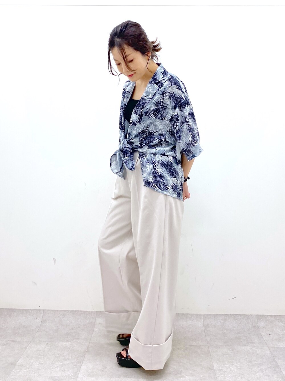 ベージュ系のスラックス、ブラック系のトップス、ブラック系のトップスを着用したレディースの夏コーディネートの6枚目の写真