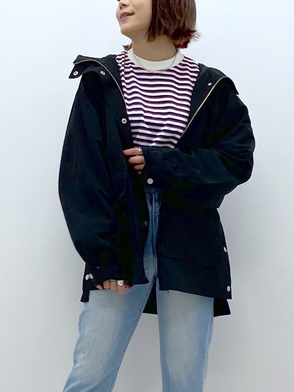 ブラック系のマウンテンパーカー、その他のTシャツ/カットソー、ブラック系のパンプスを着用したレディースの冬コーディネートの5枚目の写真