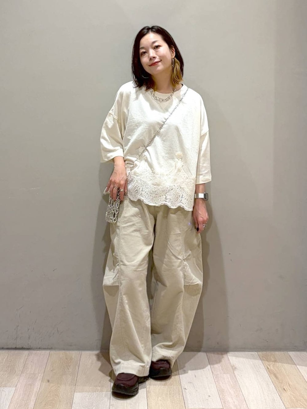 ブラウン系のローファー、ベージュ系のその他パンツ、ホワイト系のTシャツ/カットソーを着用したレディースの秋コーディネートの9枚目の写真