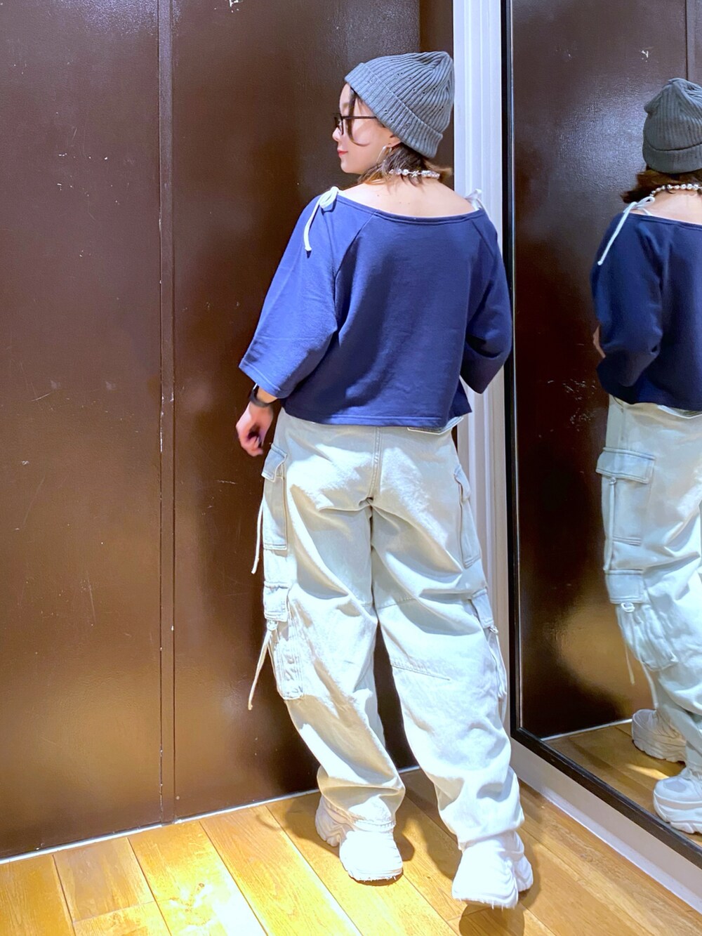 ブルー系のデニムパンツ、ホワイト系のスニーカー、ブルー系のTシャツ/カットソーを着用したレディースの夏コーディネートの5枚目の写真