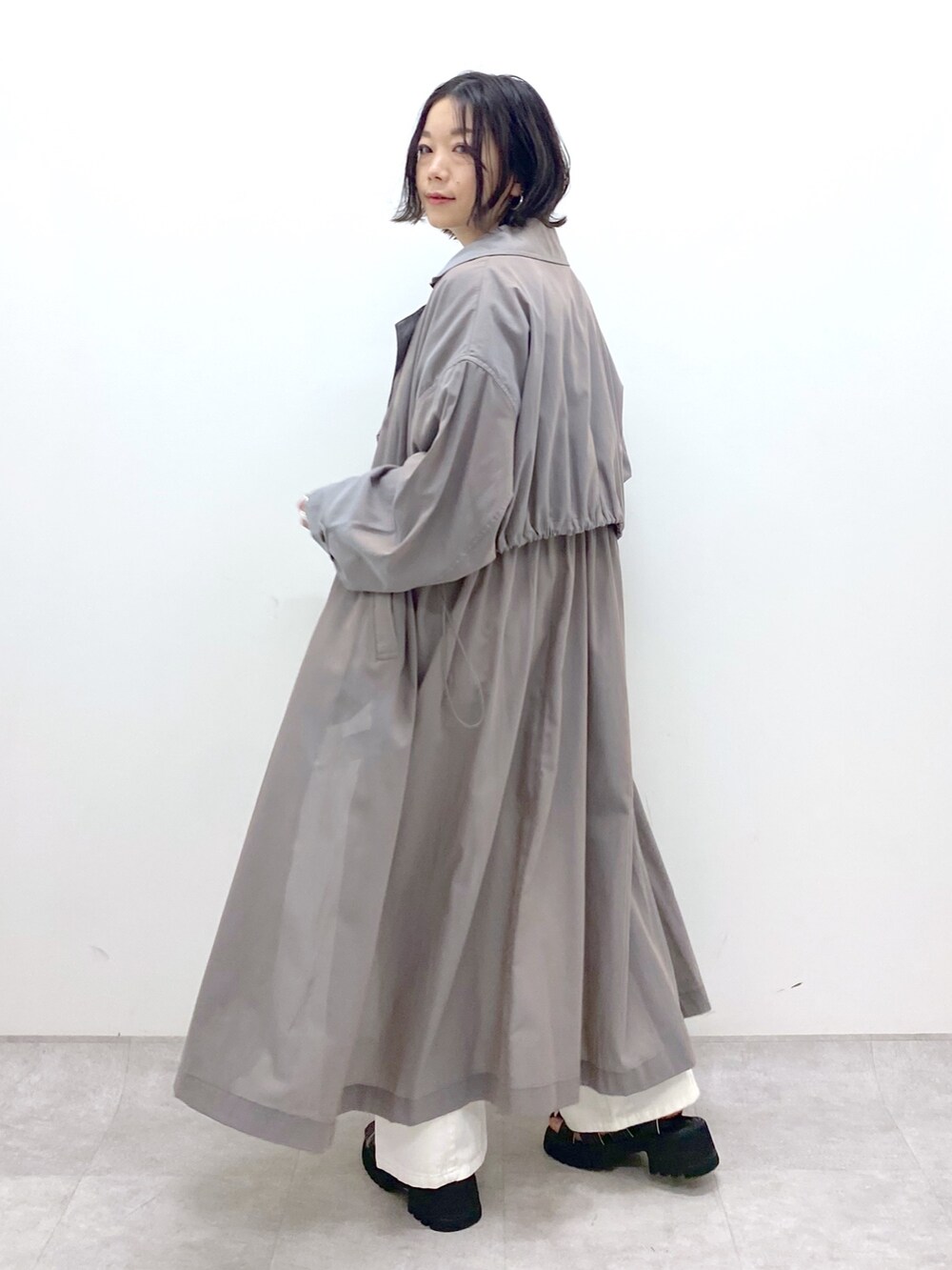 グレー系のジャケット/アウター、ホワイト系のパンツ、ブラック系のサンダルを着用したレディースの春コーディネートの5枚目の写真