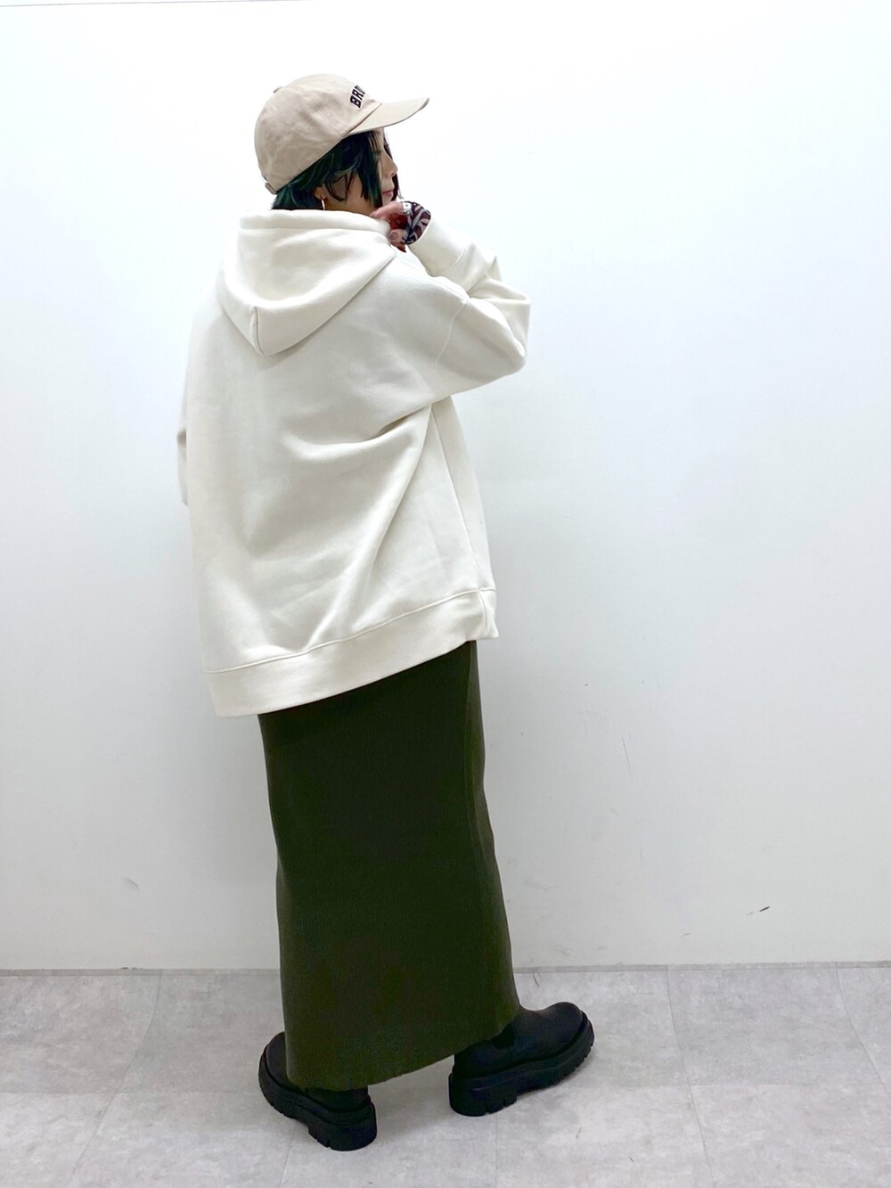 ホワイト系のパーカー、ブラック系のトップス、ブラック系のシューズを着用したレディースの秋コーディネートの3枚目の写真