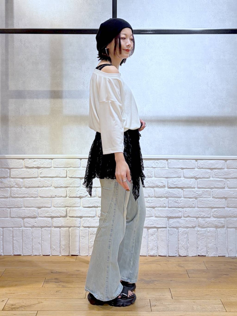 ホワイト系のTシャツ/カットソー、ブルー系のデニムパンツ、ブラック系のTシャツ/カットソーを着用したレディースの夏コーディネートの7枚目の写真
