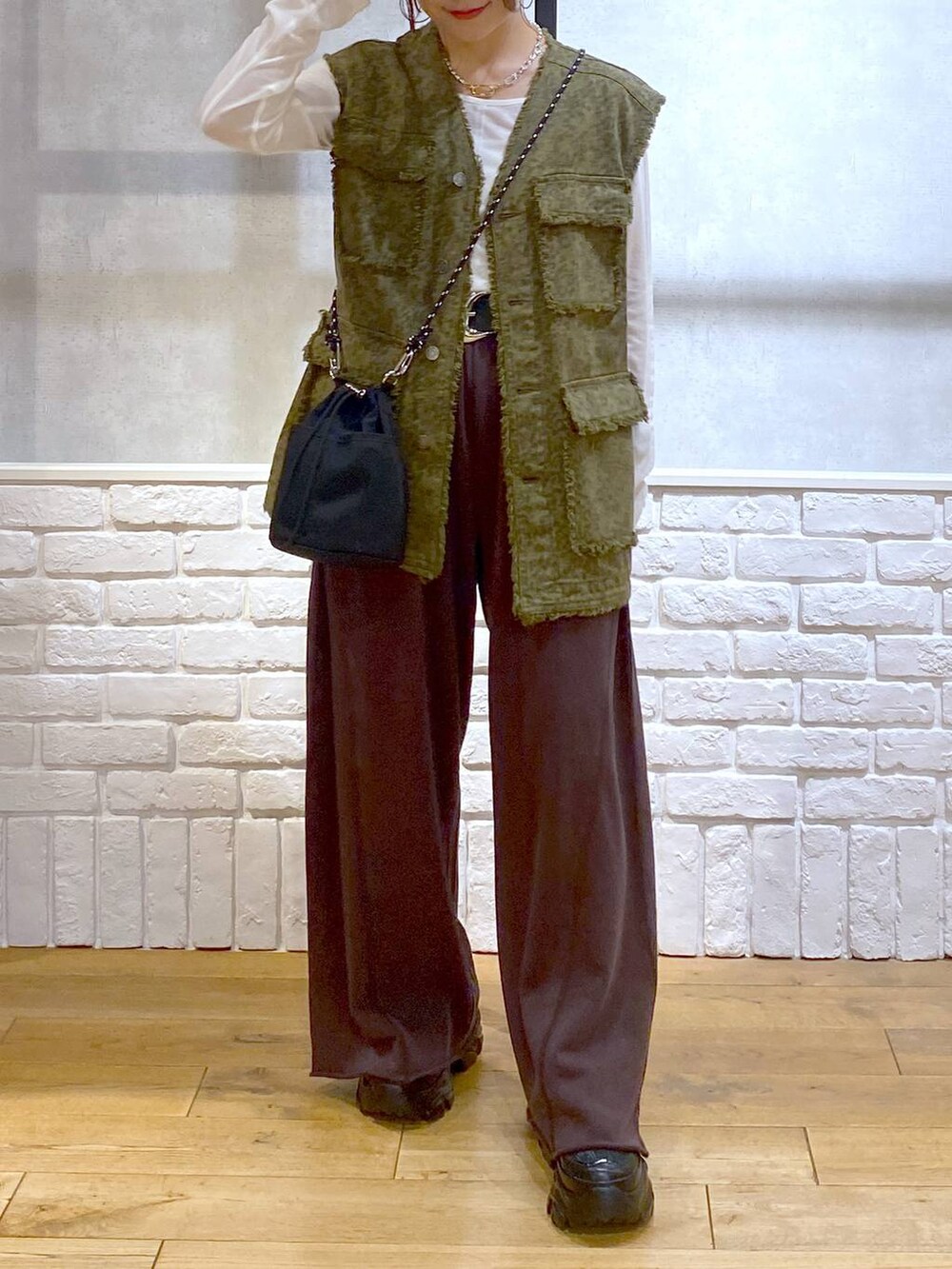 ブラック系のスニーカー、ブラウン系のスウェットパンツ、ブラック系のショルダーバッグを着用したレディースの夏コーディネートの3枚目の写真