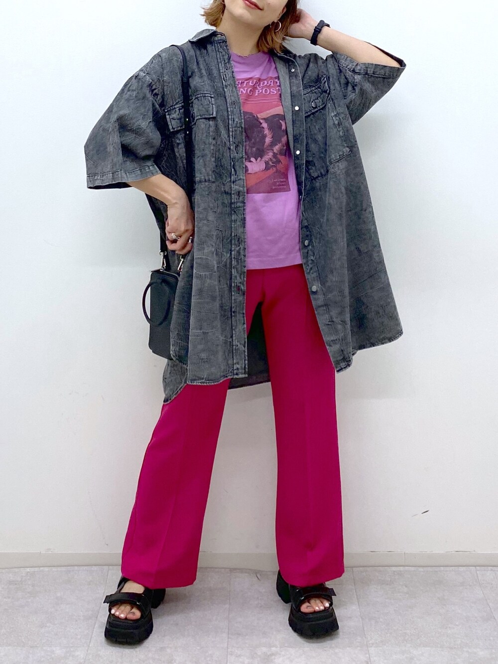 ブラック系のシャツ/ブラウス、ブラック系のサンダル、ブラック系のショルダーバッグを着用したレディースの夏コーディネートの5枚目の写真