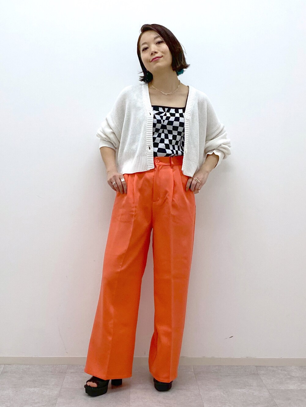 ピンク系のその他パンツ、ブラック系のタンクトップ、ホワイト系のカーディガン/ボレロを着用したレディースの春コーディネートの5枚目の写真