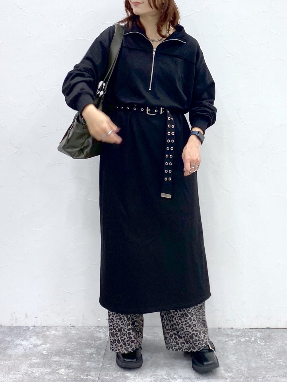 ブラック系のワンピース、その他のその他パンツ、グリーン系のボストンバッグを着用したレディースの秋コーディネートの2枚目の写真