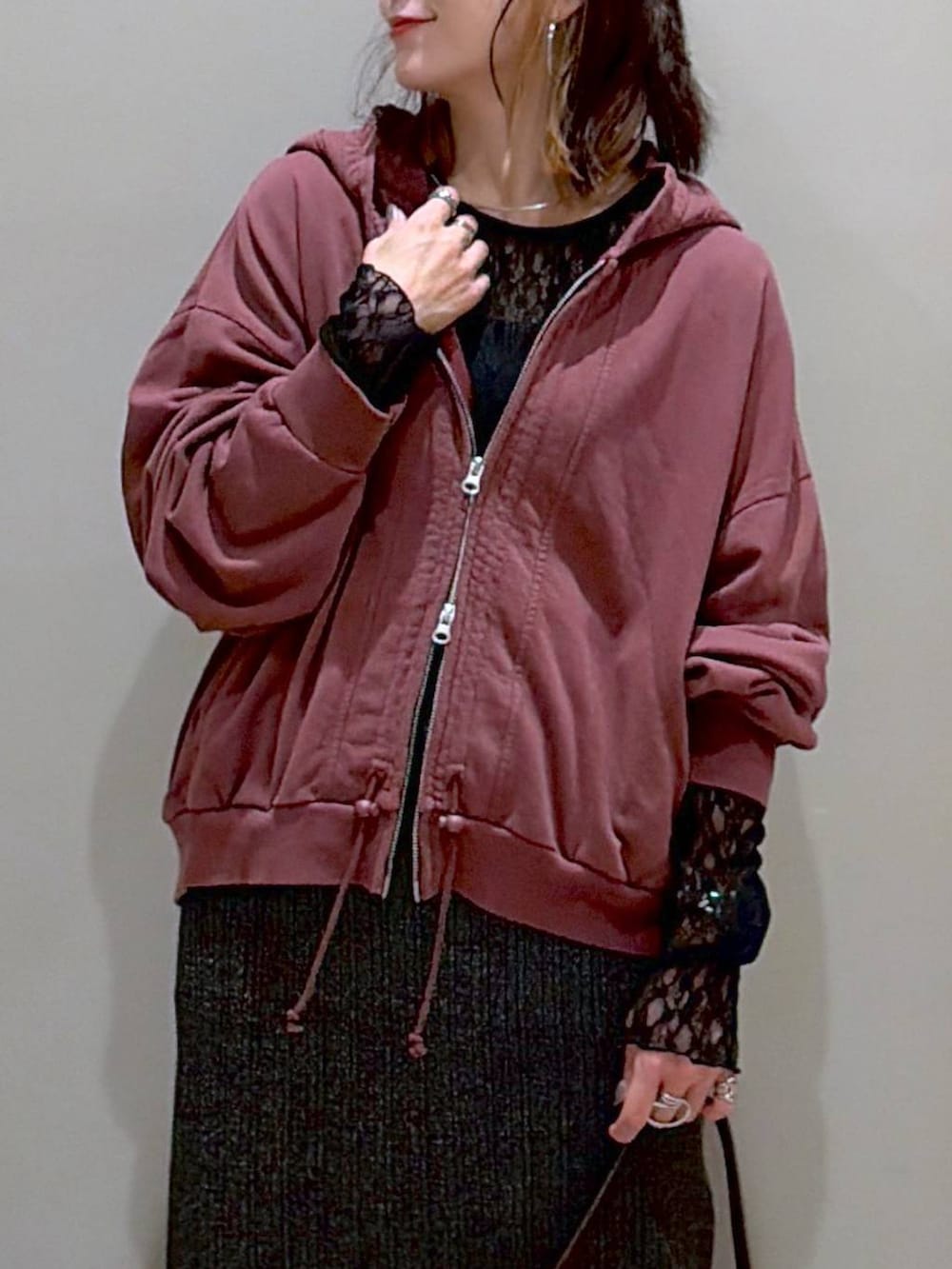 ブラック系のローファー、レッド系のパーカー、ブラック系のTシャツ/カットソーを着用したレディースの秋コーディネートの2枚目の写真