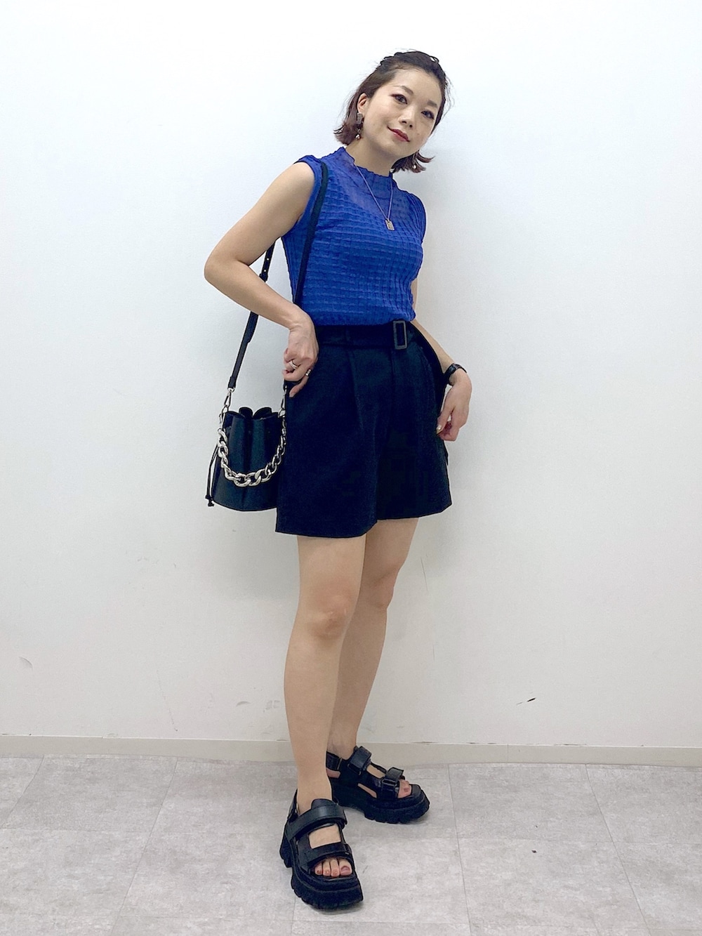 ブラック系のシャツ/ブラウス、ブラック系のその他パンツ、ブルー系のニット/セーターを着用したレディースの夏コーディネートの2枚目の写真