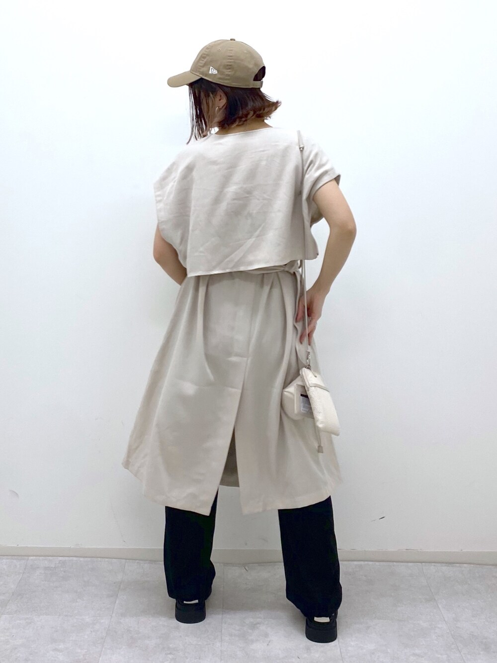 ベージュ系のジャケット/アウター、ブラック系のパンツ、イエロー系のタンクトップを着用したレディースの夏コーディネートの4枚目の写真