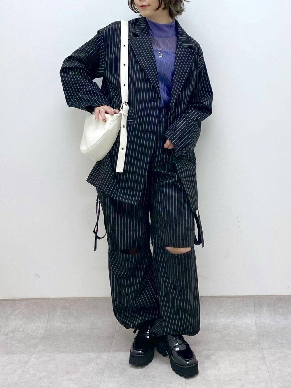 ブラック系のローファー、その他のジャケット/アウター、その他のパンツを着用したレディースの冬コーディネートの5枚目の写真