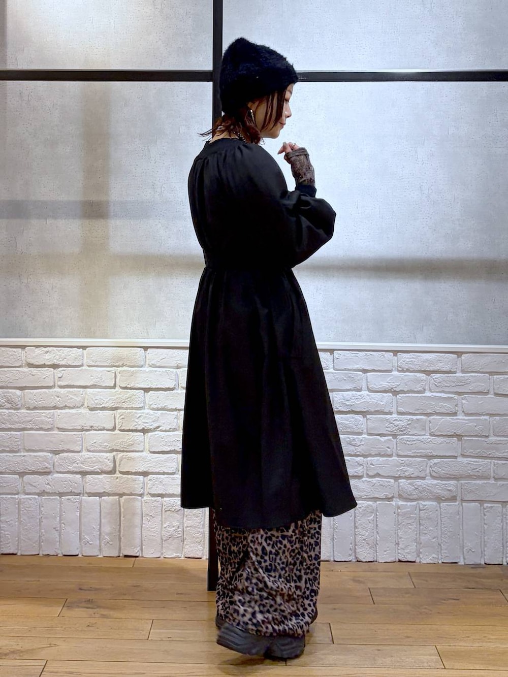 ブラック系のブーツ、ベージュ系のその他パンツ、ブラック系のワンピースを着用したレディースの冬コーディネートの7枚目の写真