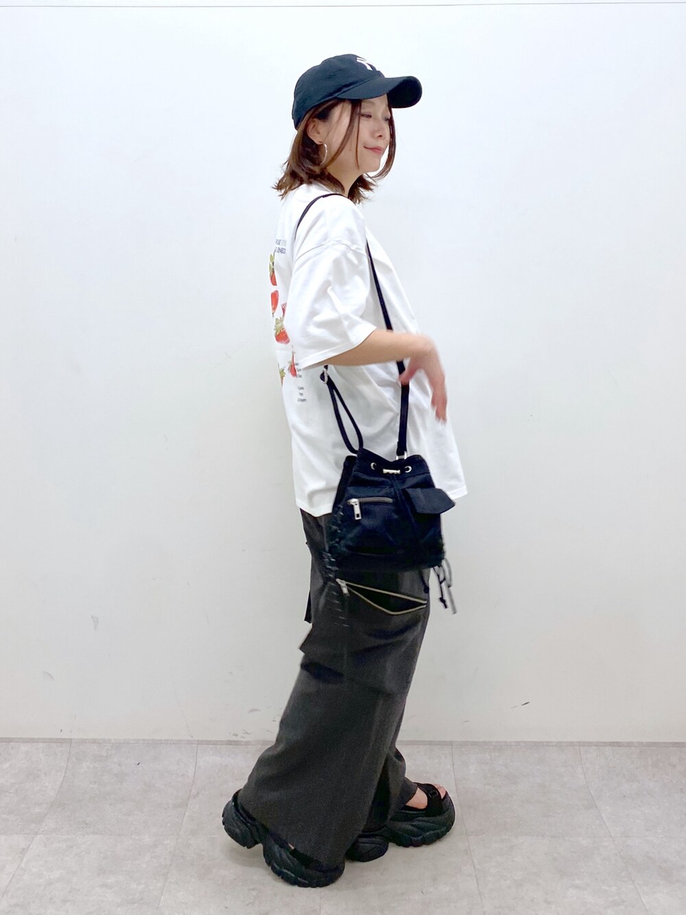 ホワイト系のTシャツ/カットソー、ブラック系のボディバッグ/ウエストポーチ、グレー系のカーゴパンツを着用したレディースの春コーディネートの7枚目の写真