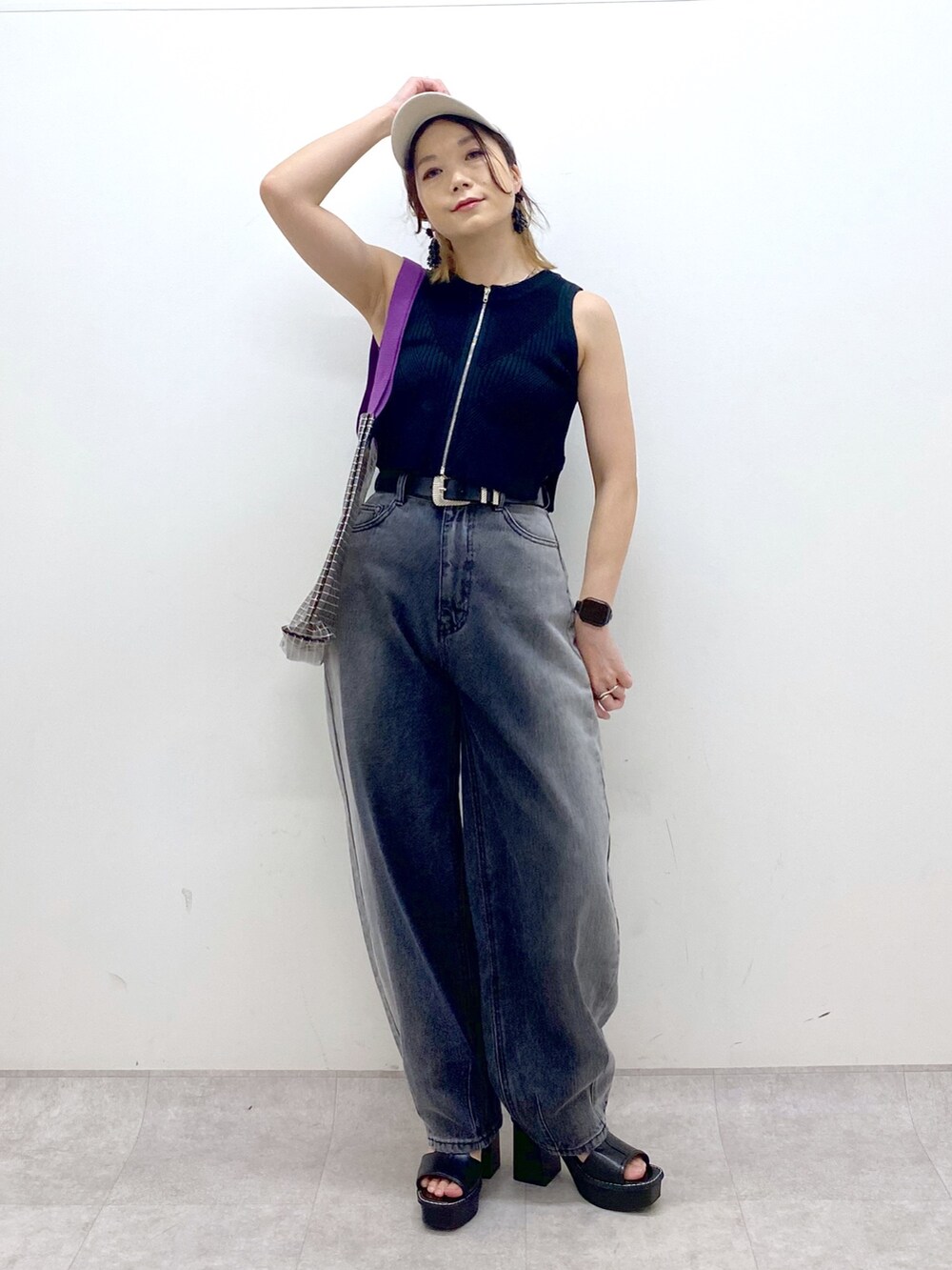 ブラック系のデニムパンツ、ブラック系のタンクトップ、ブラック系のサンダルを着用したレディースの夏コーディネートの2枚目の写真