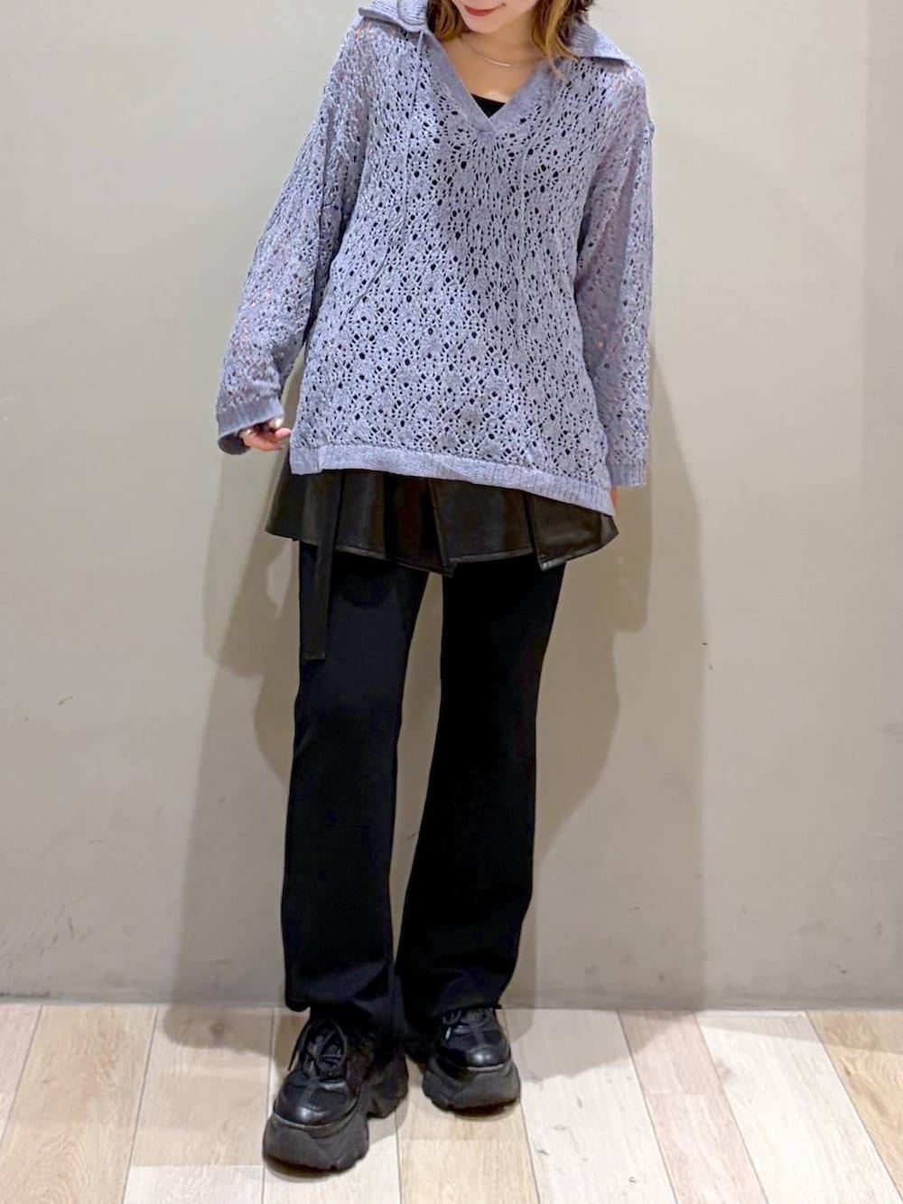 ブラック系のスニーカー、ブラック系のその他パンツ、パープル系のニット/セーターを着用したレディースの秋コーディネートの2枚目の写真