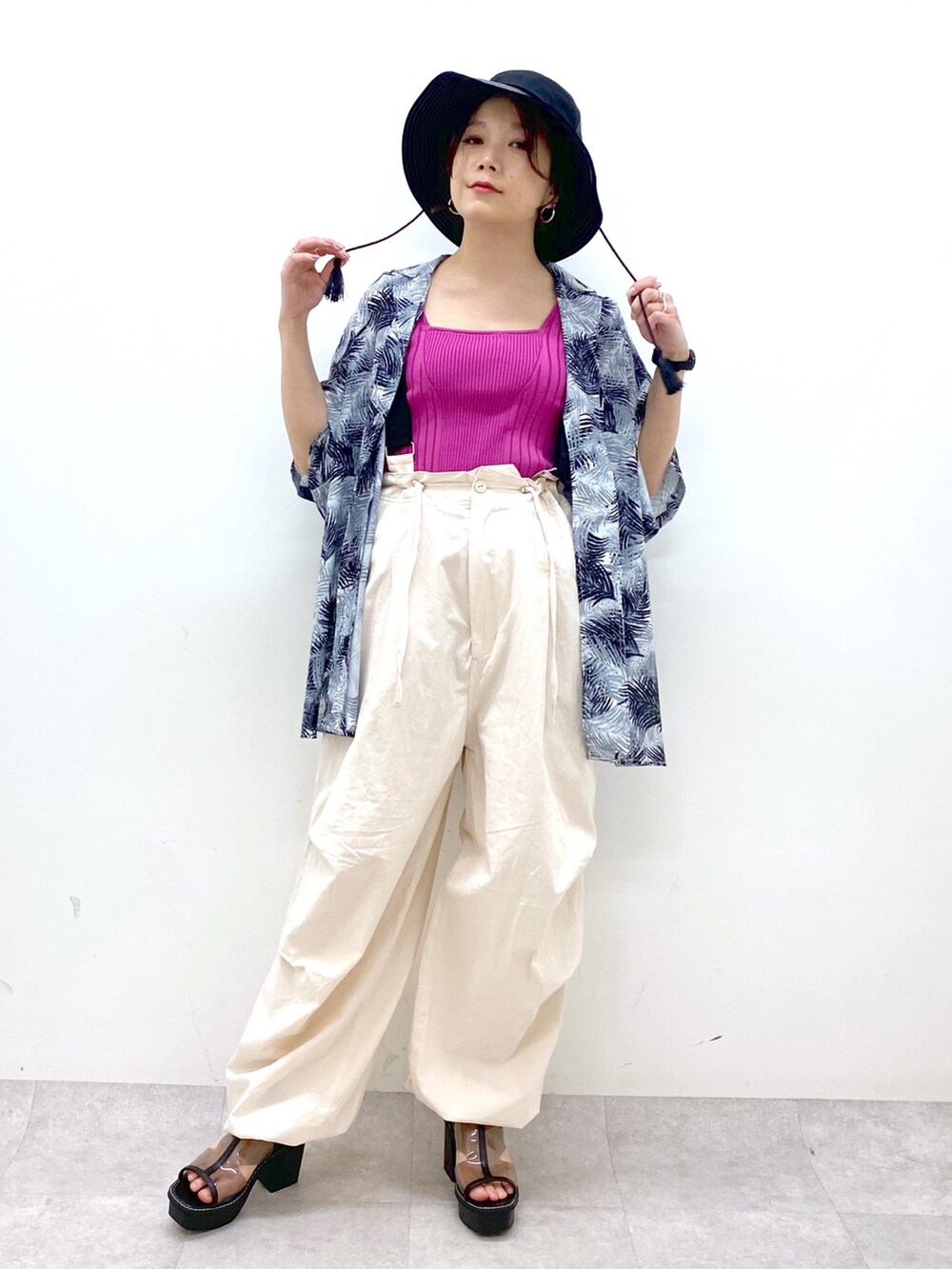 ホワイト系のその他パンツ、その他のサンダル、ピンク系のタンクトップを着用したレディースの春コーディネートの2枚目の写真