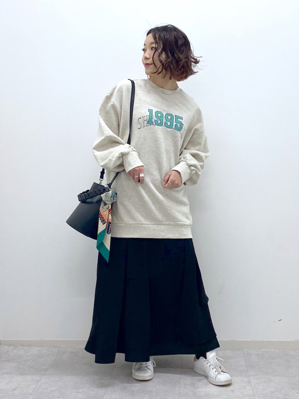ベージュ系のスカート、ベージュ系のスウェット、ブラック系のショルダーバッグを着用したレディースの春コーディネートの2枚目の写真