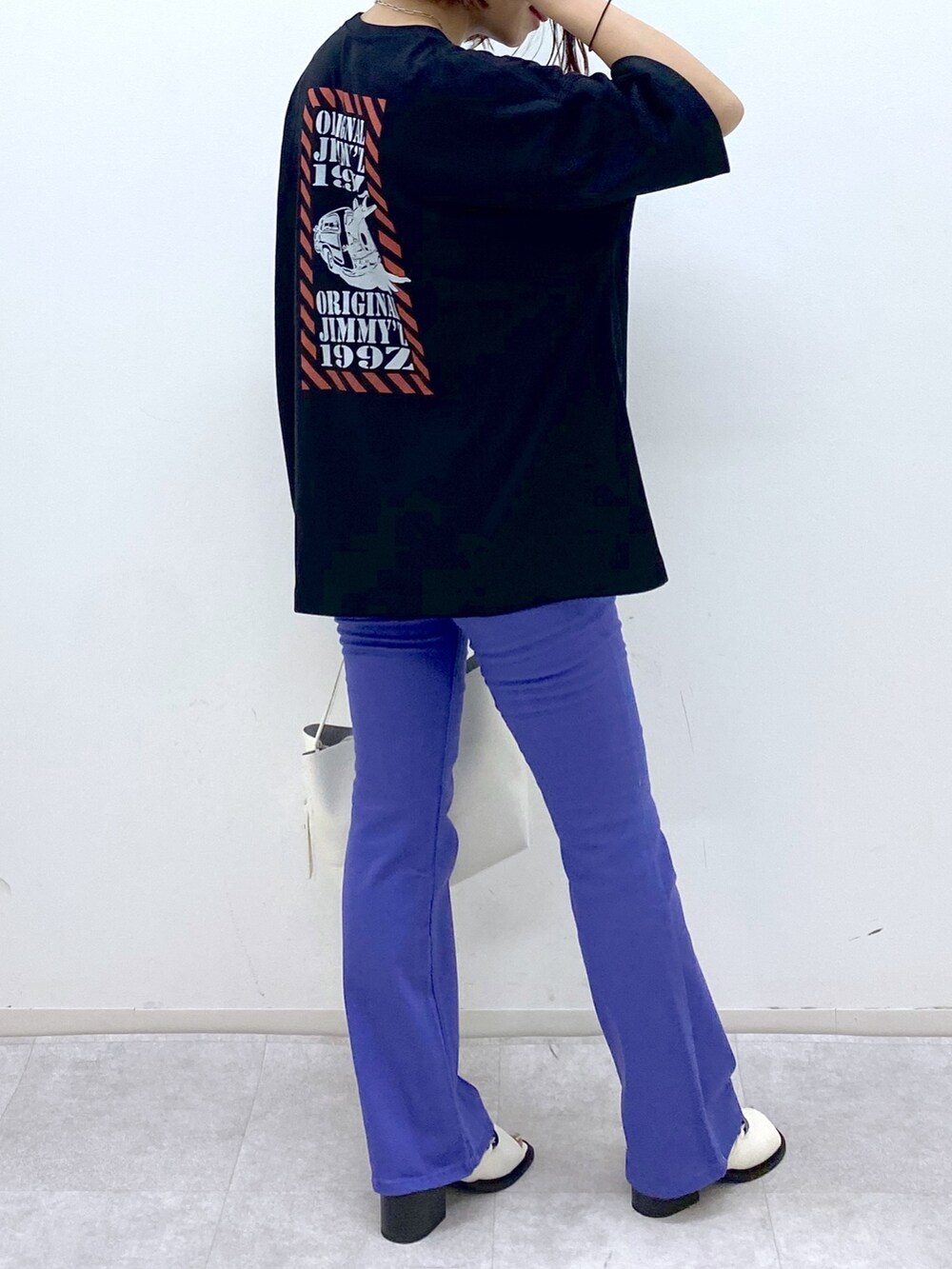 その他のパンツ、ホワイト系のシューズ、ホワイト系のバッグを着用したレディースの夏コーディネートの4枚目の写真