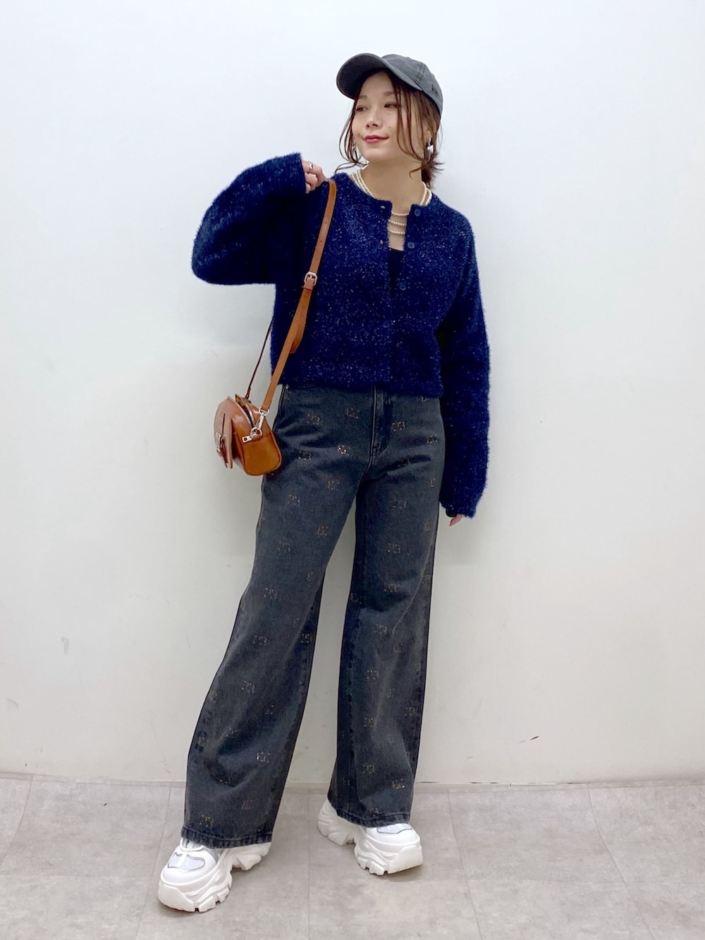 ブルー系のカーディガン/ボレロ、ブラック系のデニムパンツ、ホワイト系のスニーカーを着用したレディースの冬コーディネートの8枚目の写真