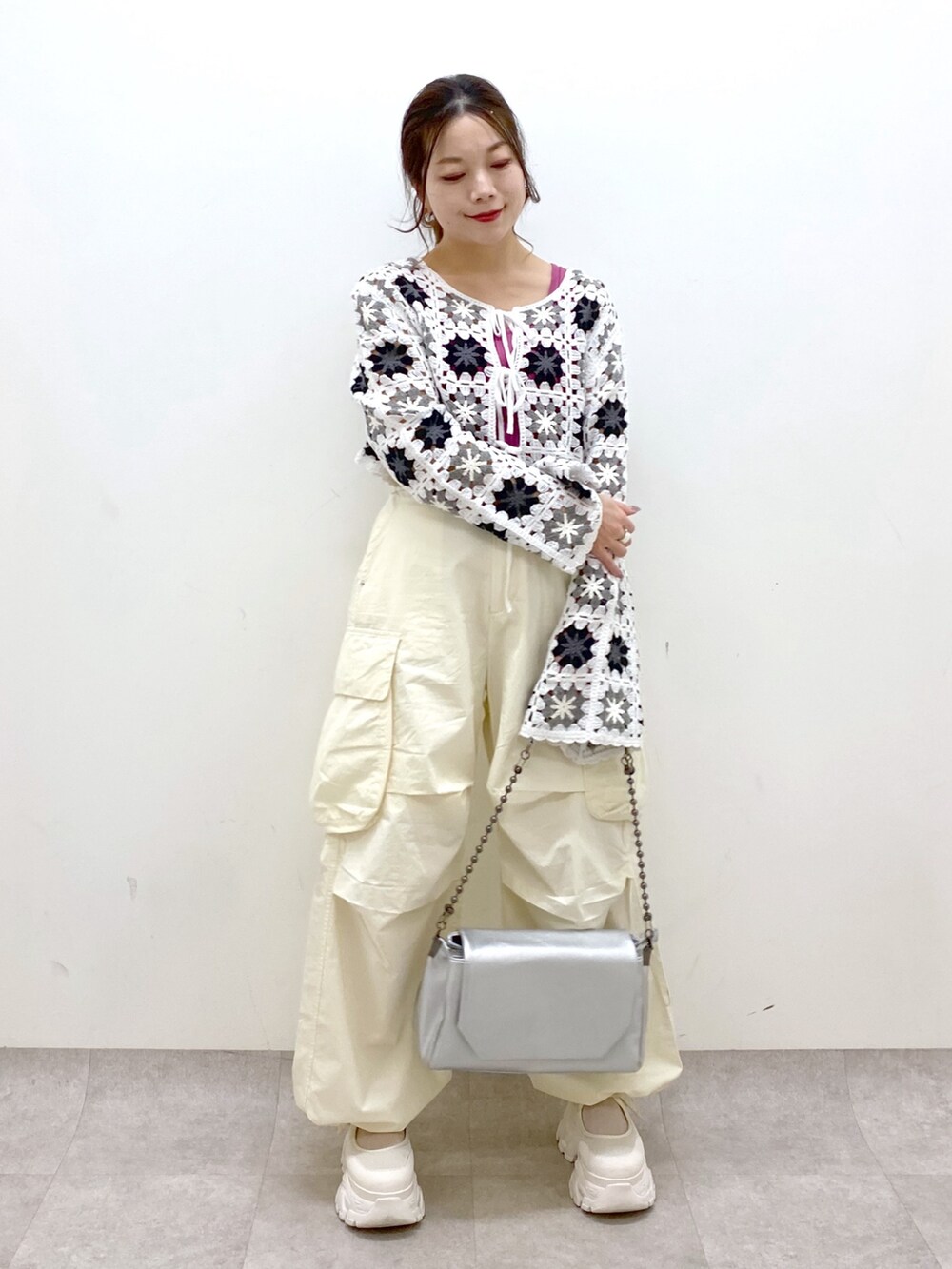 ホワイト系のカーディガン/ボレロ、ピンク系のタンクトップ、ホワイト系のカーゴパンツを着用したレディースの春コーディネートの8枚目の写真
