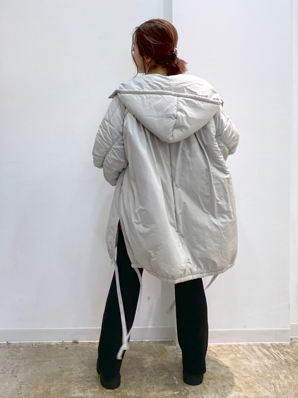 グレー系のブルゾン、ブラック系のその他パンツ、ブラック系のブーツを着用したレディースの秋コーディネートの3枚目の写真