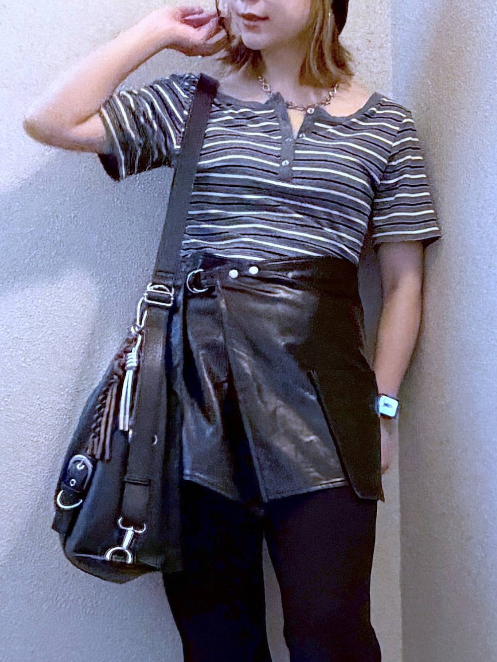 ブラック系のショルダーバッグ、グレー系のTシャツ/カットソー、ブラック系のその他パンツを着用したレディースの夏コーディネートの2枚目の写真