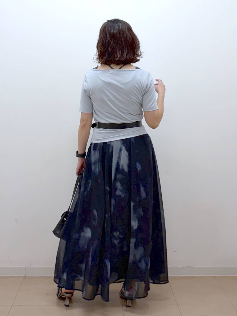 ブラック系のスカート、その他のサンダル、ブルー系のTシャツ/カットソーを着用したレディースの夏コーディネートの6枚目の写真