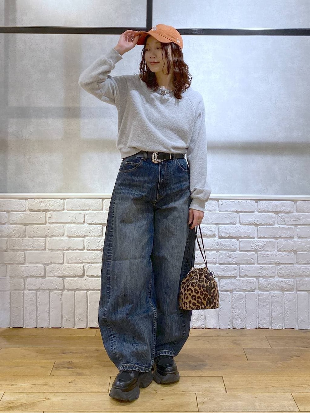 ブラック系のブーツ、ブルー系のデニムパンツ、その他のハンドバッグを着用したレディースの冬コーディネートの8枚目の写真