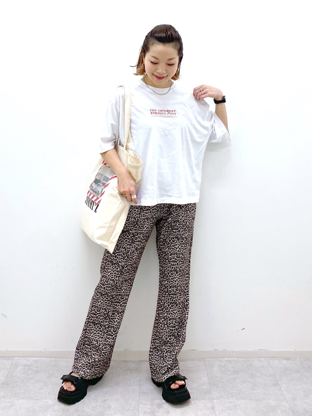 ホワイト系のTシャツ/カットソー、その他のパンツ、ホワイト系のトートバッグを着用したレディースの夏コーディネートの5枚目の写真