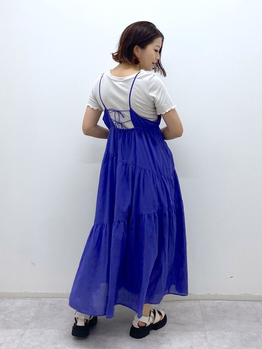 その他のワンピース/ドレス、グレー系のトップス、ホワイト系のシューズを着用したレディースの夏コーディネートの3枚目の写真