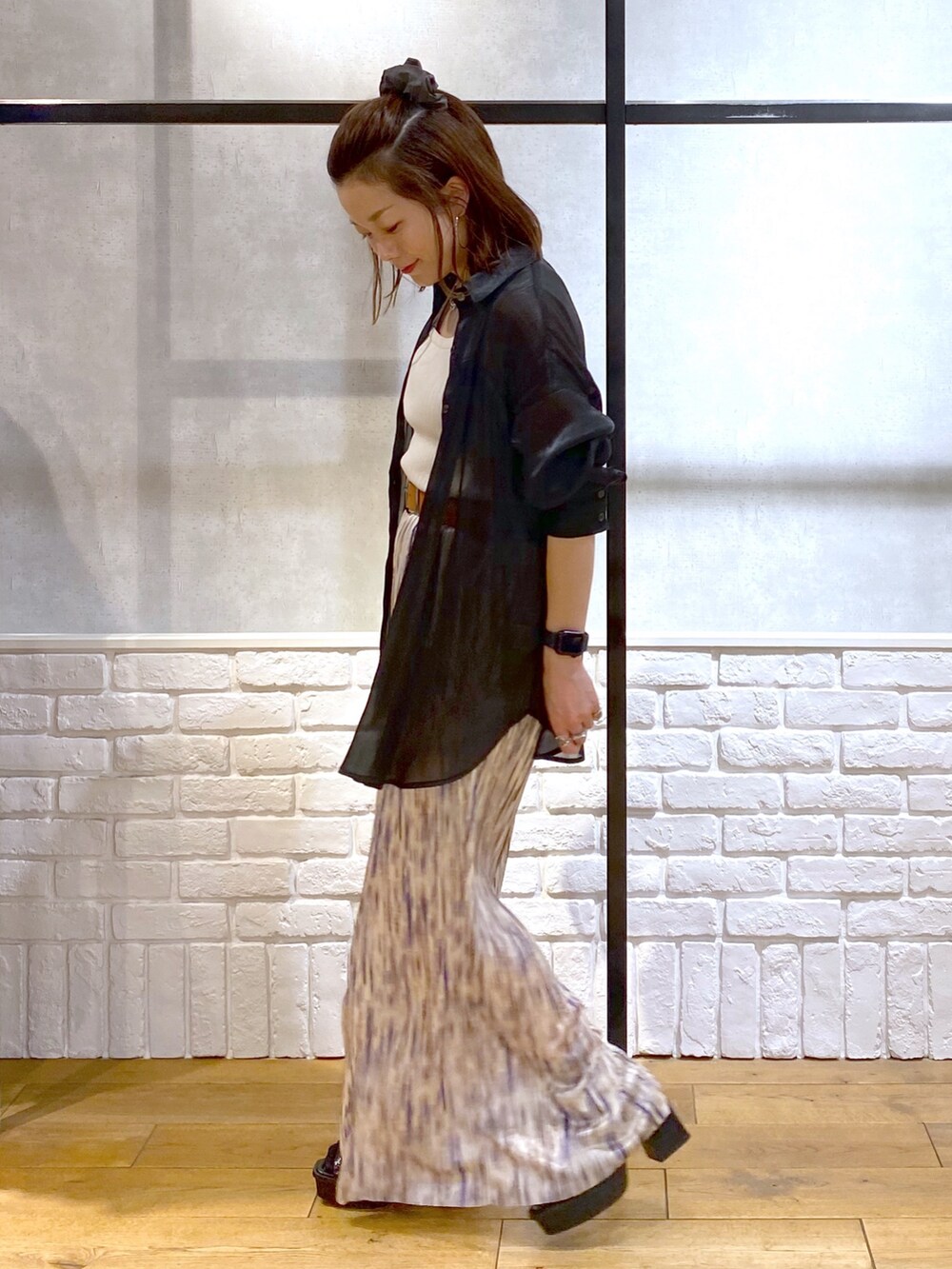 ホワイト系のタンクトップ、ブラック系のシャツ/ブラウス、パープル系のその他パンツを着用したレディースの春コーディネートの5枚目の写真