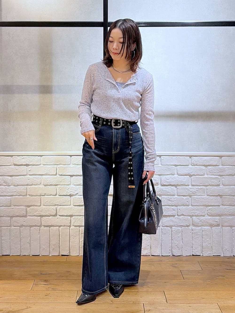 ブルー系のスラックス、ブルー系のハンドバッグ、ブルー系のタンクトップを着用したレディースの春コーディネートの8枚目の写真