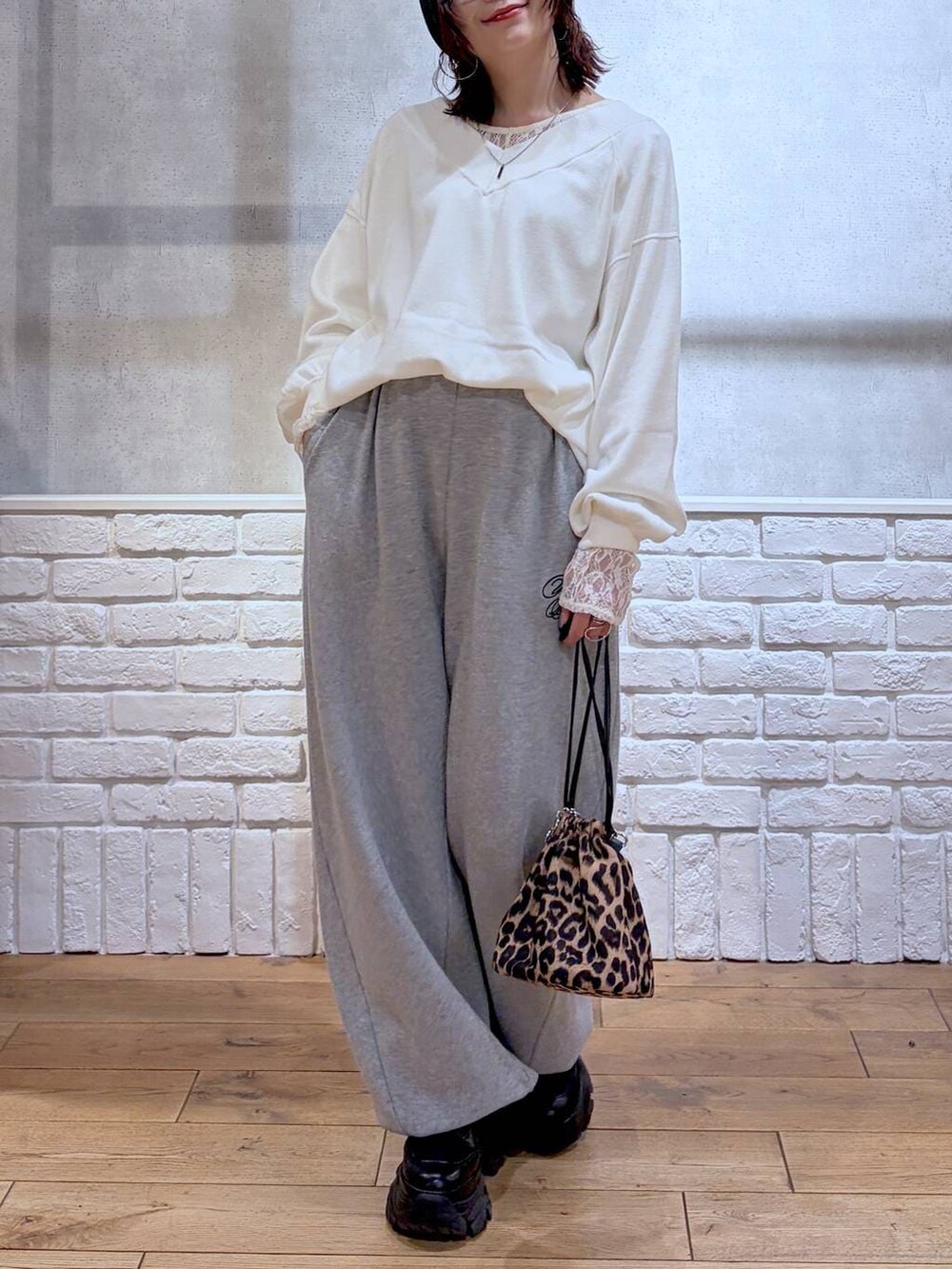 ブラック系のブーツ、グレー系のスウェットパンツ、ブラック系のブルゾンを着用したレディースの冬コーディネートの3枚目の写真