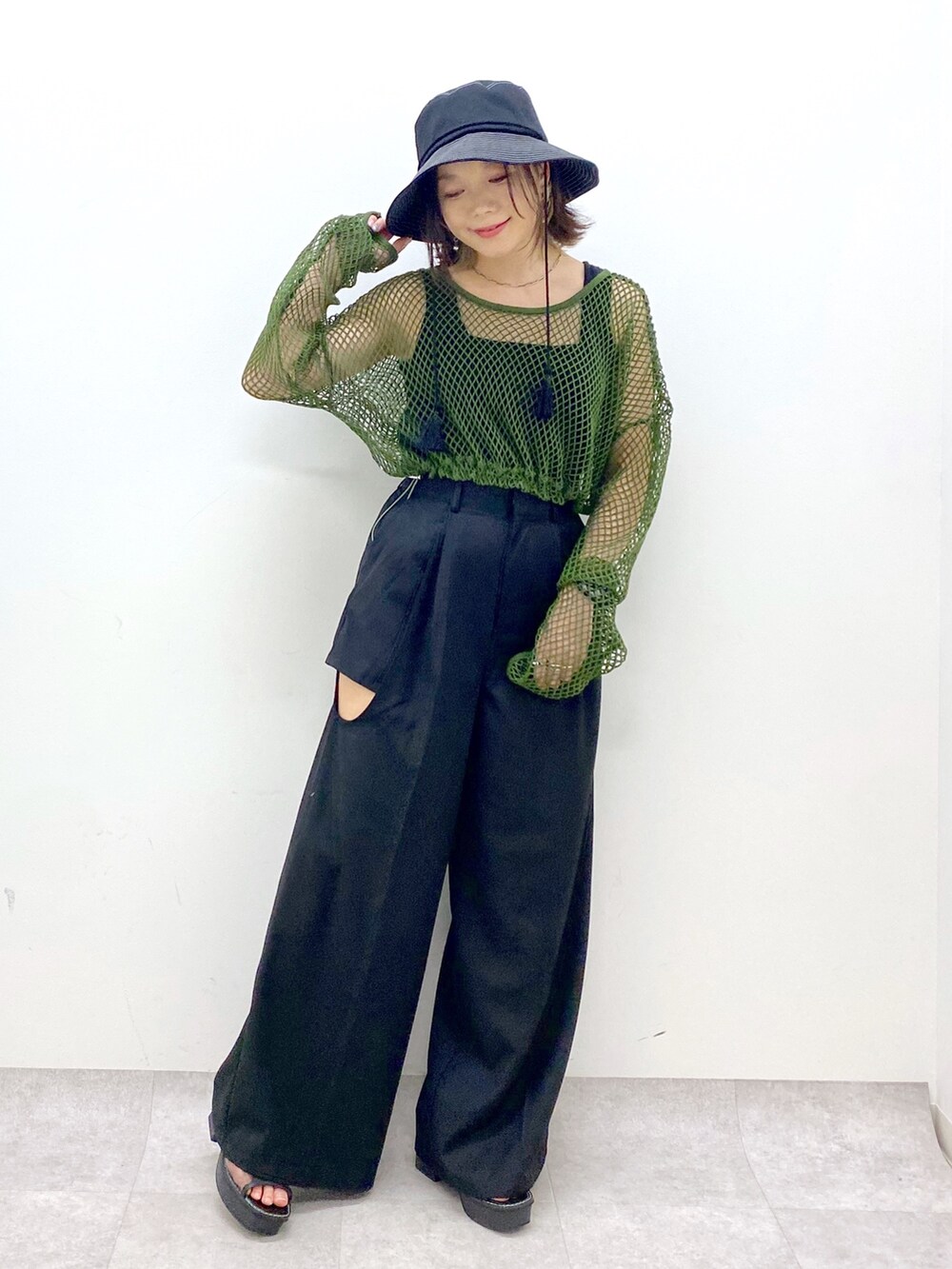 その他のサンダル、グリーン系のTシャツ/カットソー、ブラック系のその他パンツを着用したレディースの夏コーディネートの9枚目の写真