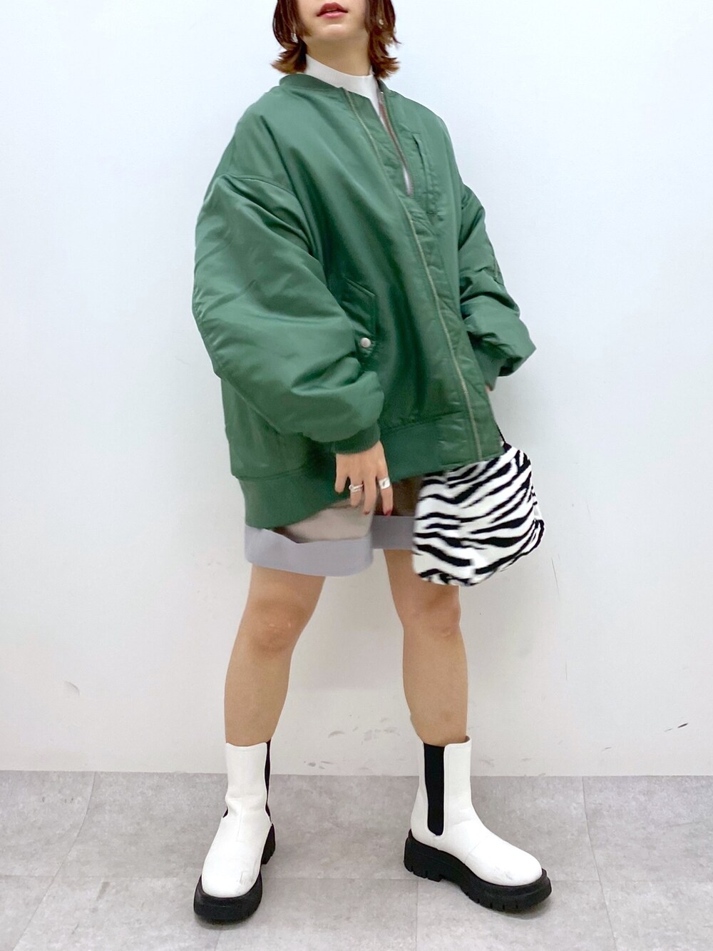 グリーン系のジャケット/アウター、その他のバッグ、ブラウン系のパンツを着用したレディースの秋コーディネートの4枚目の写真