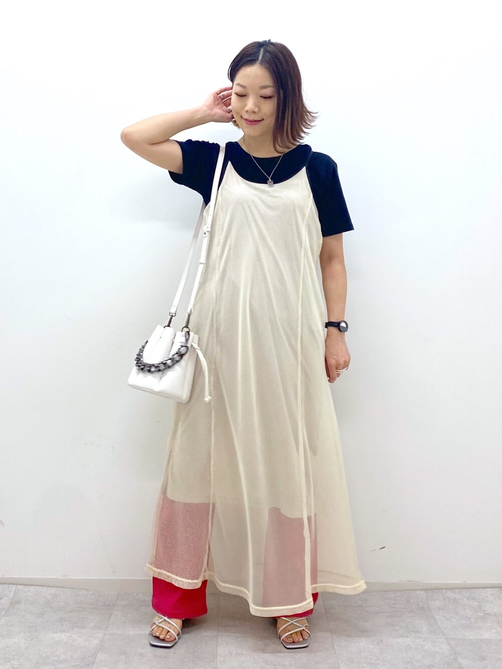ブラック系のTシャツ/カットソー、ベージュ系のワンピース、ホワイト系のショルダーバッグを着用したレディースの夏コーディネートの5枚目の写真