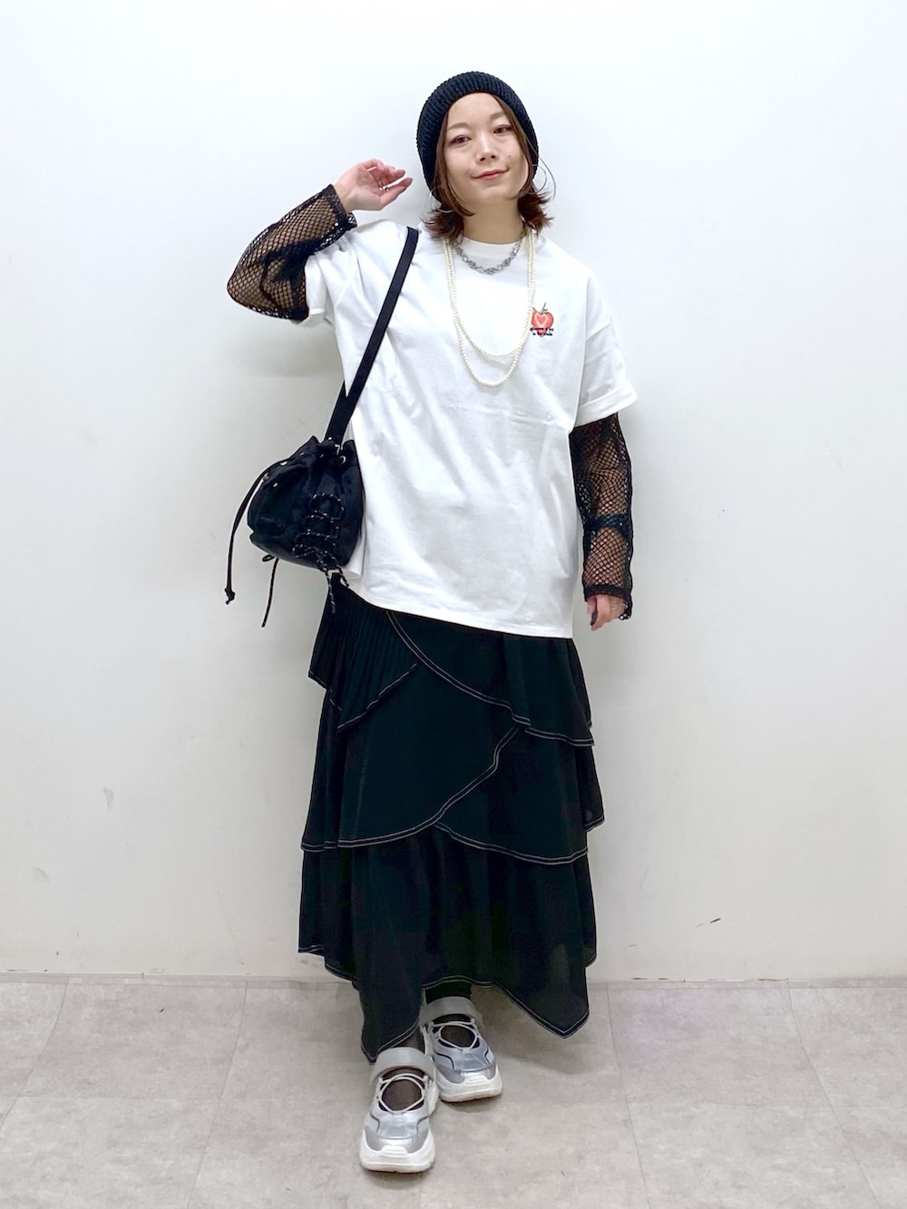 ホワイト系のTシャツ/カットソー、ブラック系のボディバッグ/ウエストポーチ、ブラック系のTシャツ/カットソーを着用したレディースの春コーディネートの9枚目の写真