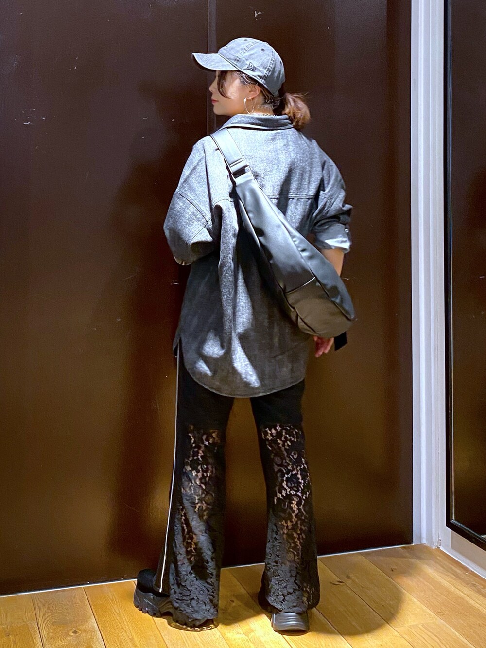 ブラック系のその他パンツ、ブラック系のスニーカー、ブラック系のショルダーバッグを着用したレディースの秋コーディネートの6枚目の写真