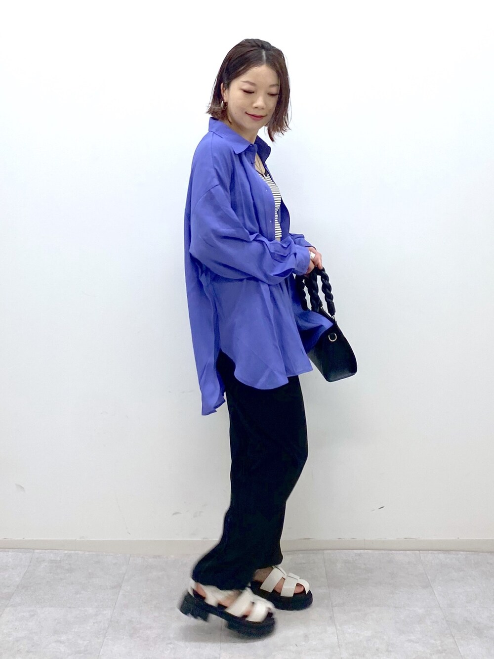 ブラック系のパンツ、ブルー系のシャツ/ブラウス、その他のトップスを着用したレディースの夏コーディネートの3枚目の写真