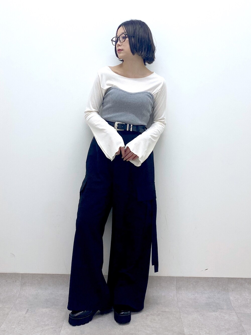 ブラック系のパンツ、グレー系のトップス、ホワイト系のトップスを着用したレディースの春コーディネートの5枚目の写真