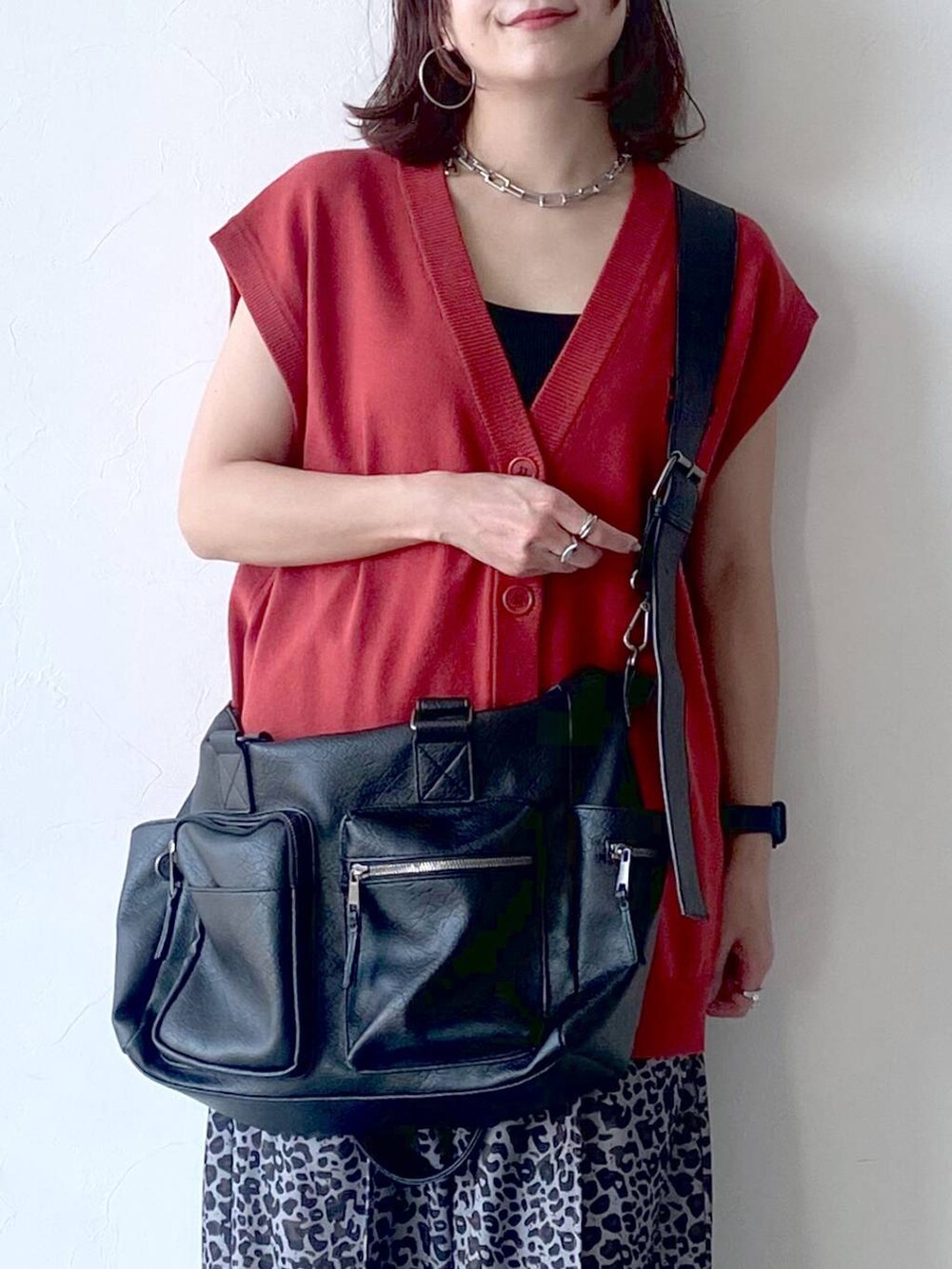 ブラック系のスニーカー、ブラック系のキャミソール、その他のその他パンツを着用したレディースの夏コーディネートの2枚目の写真