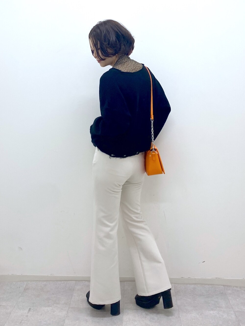 ホワイト系のパンツ、その他のその他トップス、オレンジ系のショルダーバッグを着用したレディースの秋コーディネートの3枚目の写真