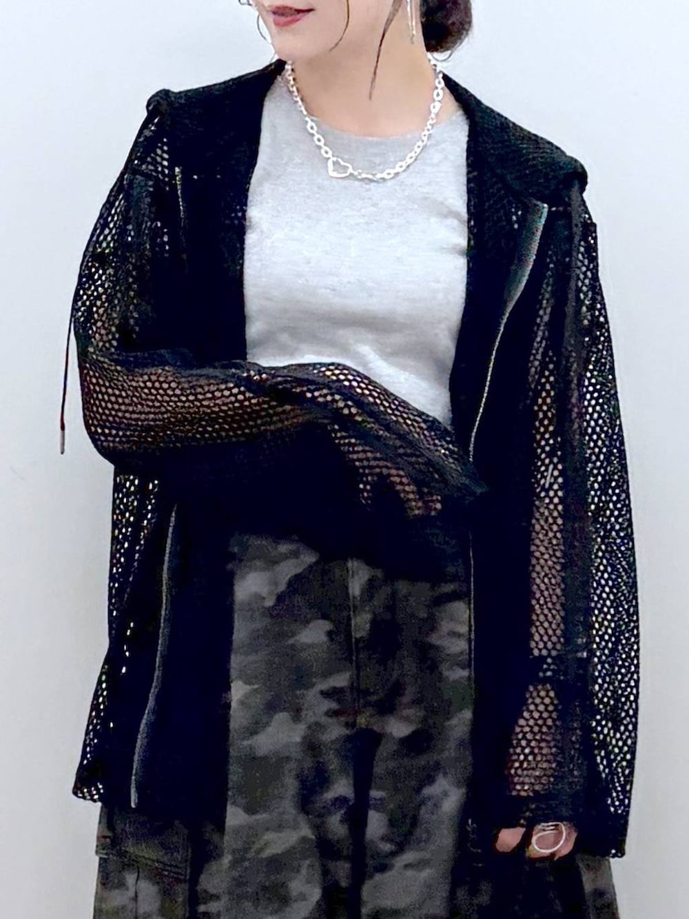 ブラック系のパーカー、グレー系のTシャツ/カットソー、ブラック系のサンダルを着用したレディースの夏コーディネートの2枚目の写真