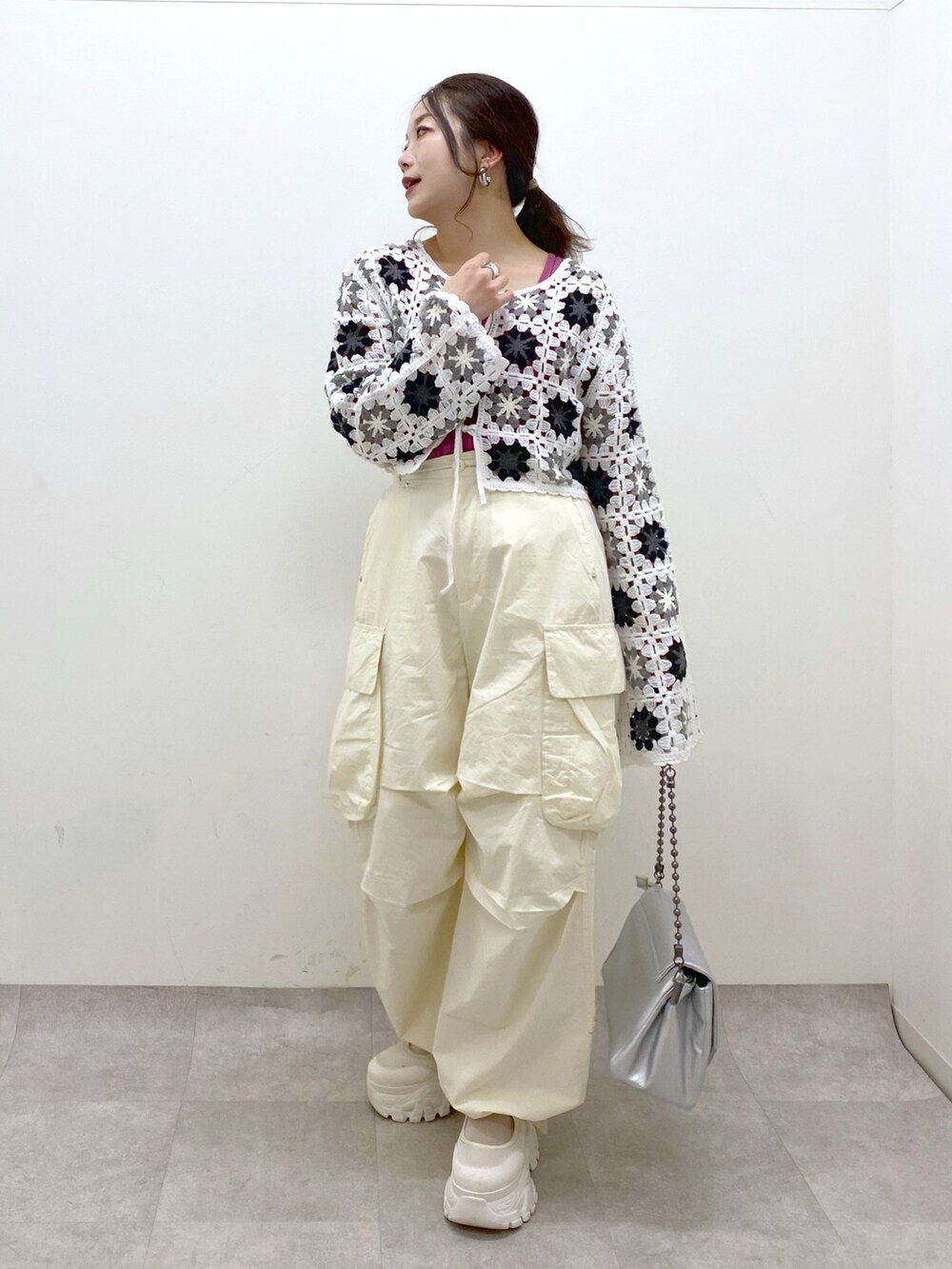 ホワイト系のカーディガン/ボレロ、ピンク系のタンクトップ、ホワイト系のカーゴパンツを着用したレディースの春コーディネートの4枚目の写真