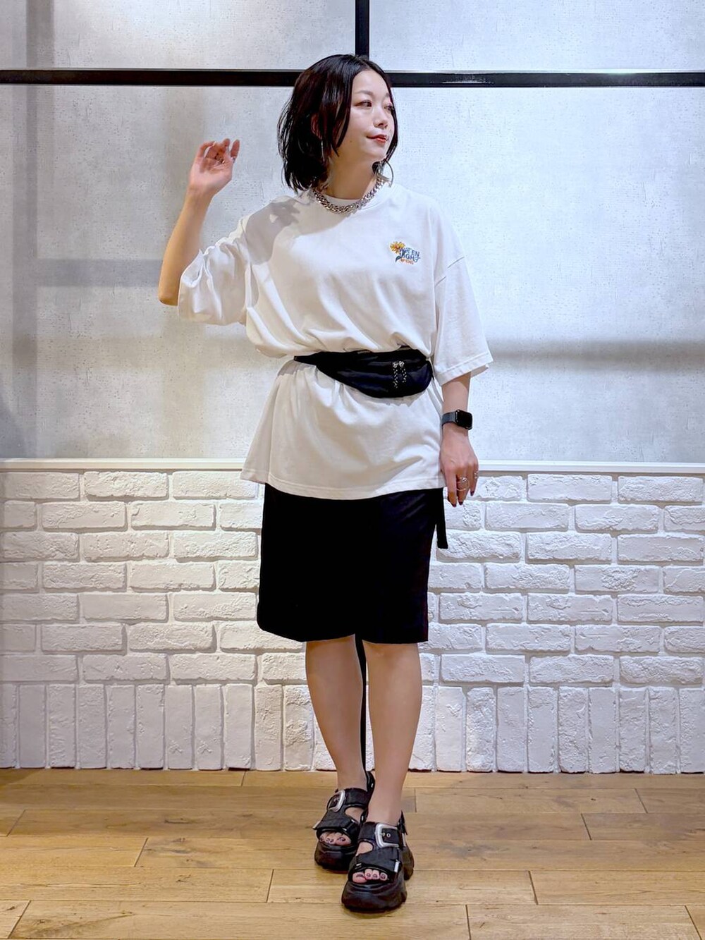 ブラック系のサンダル、ホワイト系のTシャツ/カットソー、ブラック系のその他パンツを着用したレディースの夏コーディネートの9枚目の写真