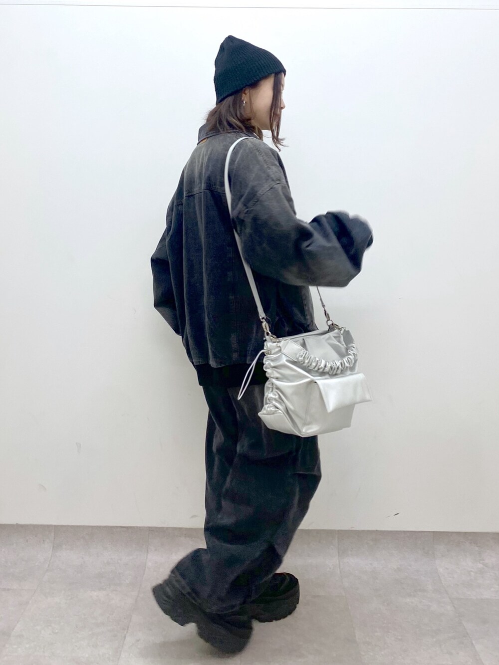 ホワイト系のTシャツ/カットソー、ブラック系のデニムジャケット、ブラック系のデニムパンツを着用したレディースの春コーディネートの7枚目の写真