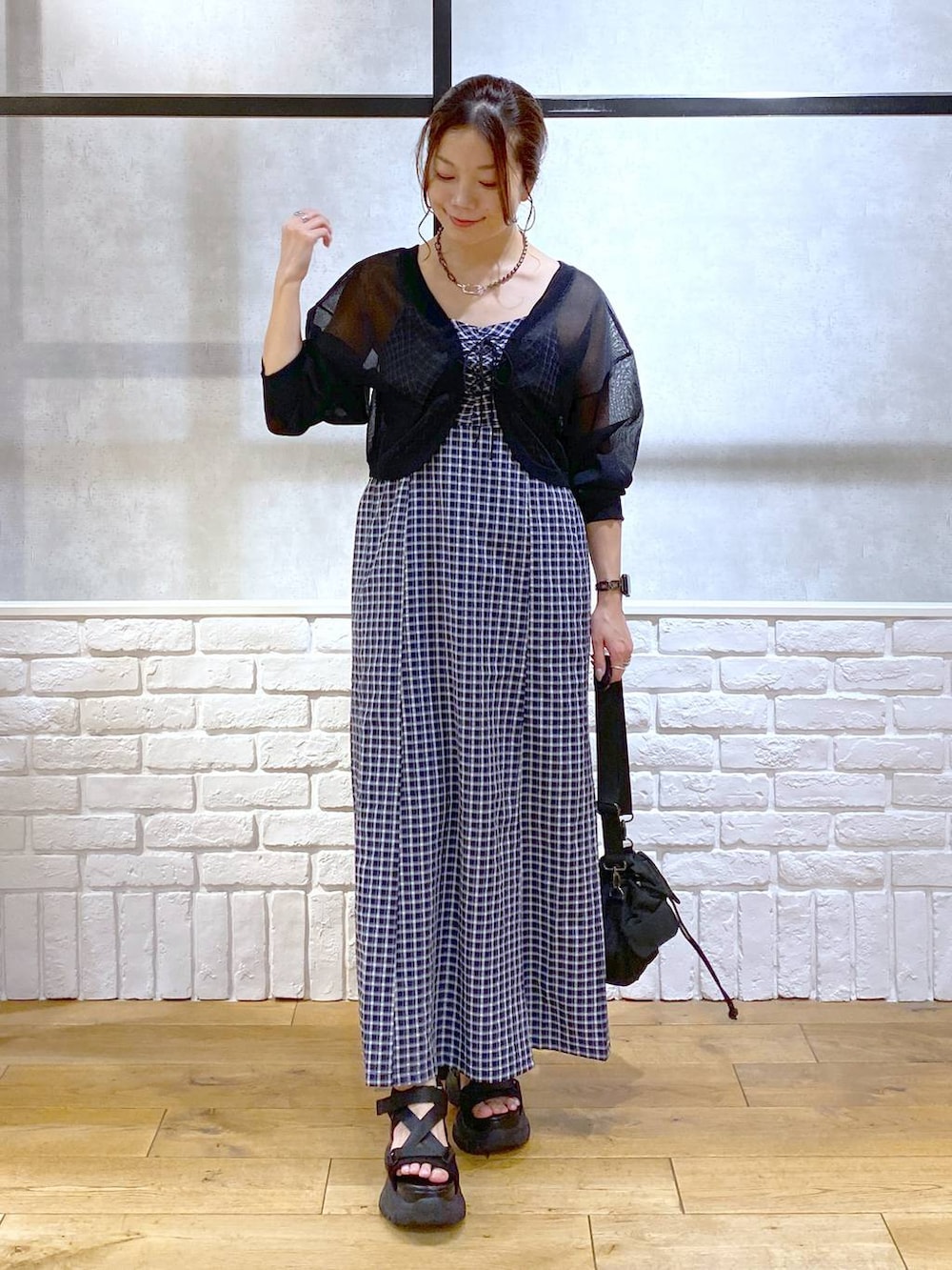 「低身長、きれいめ、若見え、夏コーデ、モード、ショルダーバッグ、PAGEBOY、サンダル、骨格ウェーブ_PAGEBOY、大人カジュアル、厚底シューズ、ワンピース、チェック、キャミワンピース、カーディガン」｜「PAGEBOYのダッドコンビスポサン（サンダル、ブラック系）」を使った、Chisaさん（レディース・154cm）の夏コーディネートの9枚目の写真